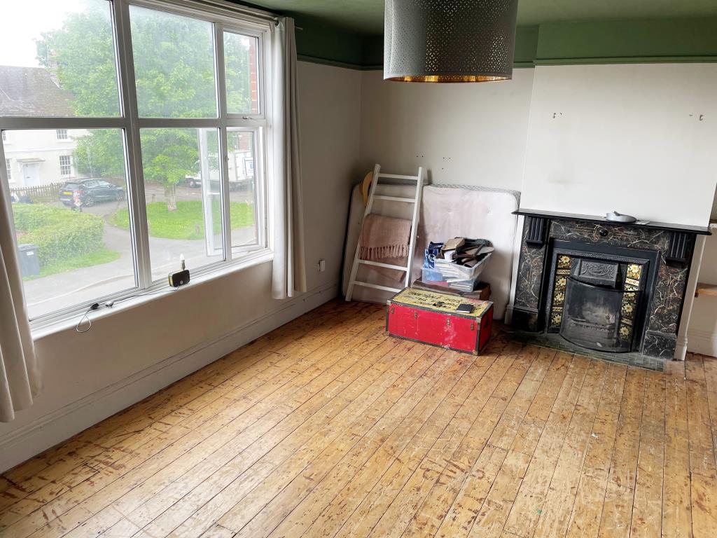 Lot: 175 - SPACIOUS MAISONETTE IN NEED OF UPDATING AND REFURBISHMENT -